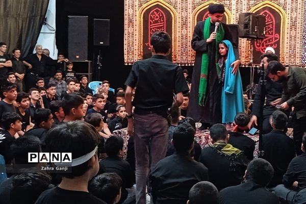 مراسم سوگواری دانش‌آموزان دختر و پسر متوسطه اول و دوم در مسجد خاتم الانبیاء