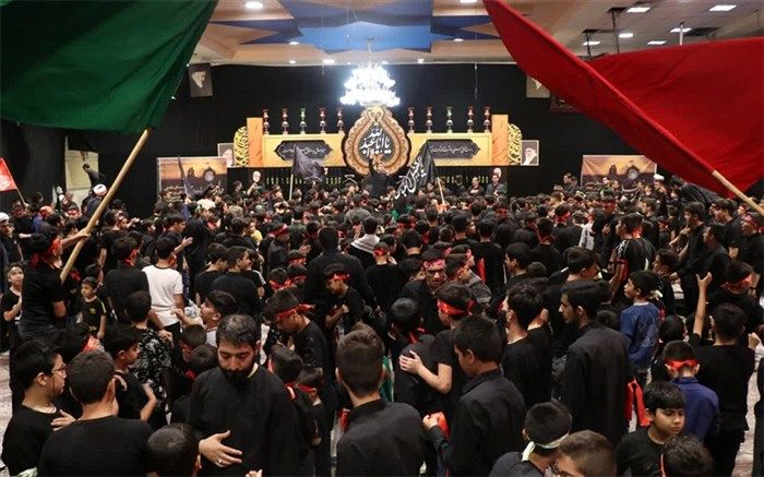 طنین فریادهای عاشورایی 3 هزار دانش آموز قمی در همایش «احلی من العسل»