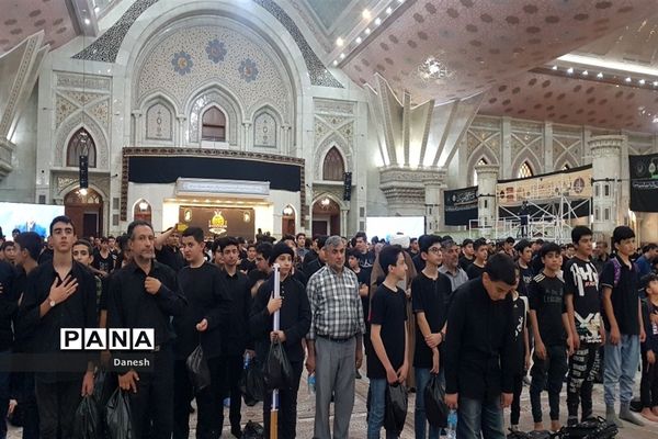 سوگواره «احلی من العسل»  با حضور دانش‌آموزان ‌در حرم مطهر امام خمینی‌(ره )