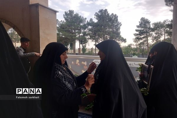 تدفین مادر شهید عباس‌پور اسفندیار در امامزاده عماد شهرستان رباط کریم