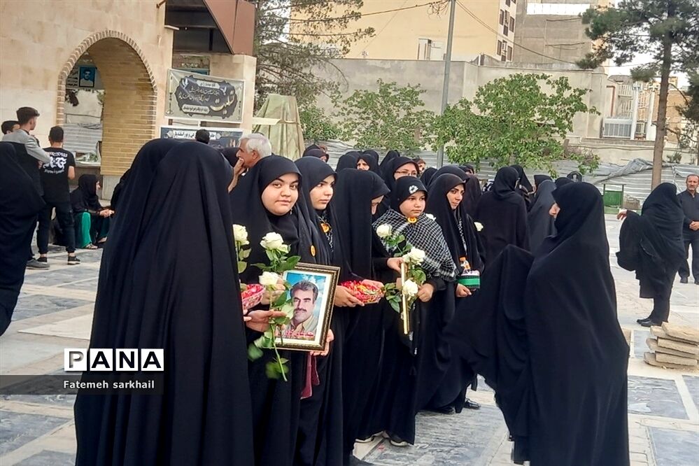 تدفین مادر شهید عباس‌پور اسفندیار در امامزاده عماد شهرستان رباط کریم