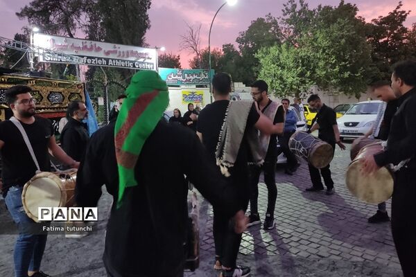 آیین‌ سنج و دمام‌زنی در شب هفتم محرم در جوار آرامگاه حافظ در شیراز