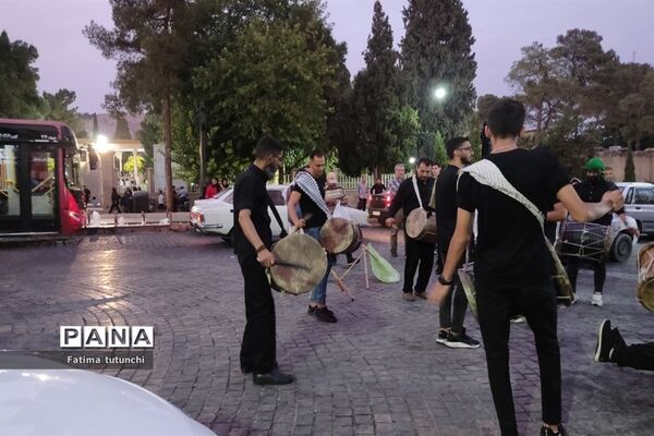 آیین‌ سنج و دمام‌زنی در شب هفتم محرم در جوار آرامگاه حافظ در شیراز
