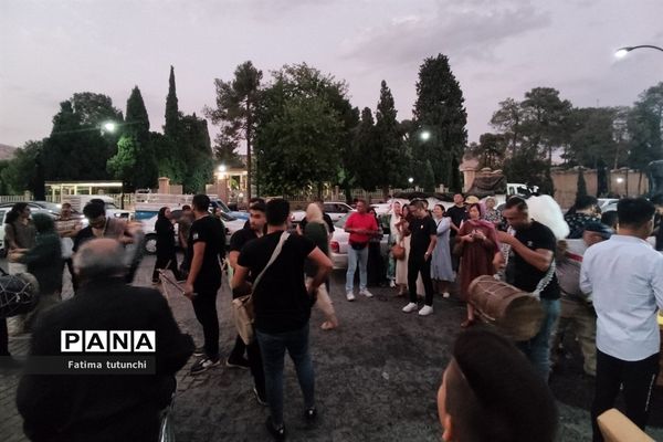 آیین‌ سنج و دمام‌زنی در شب هفتم محرم در جوار آرامگاه حافظ در شیراز