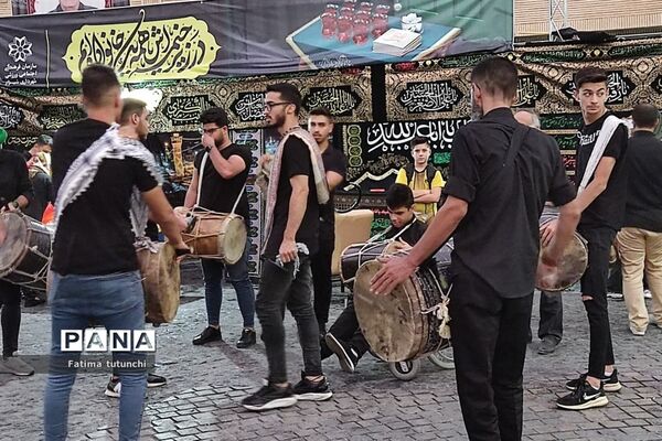 آیین‌ سنج و دمام‌زنی در شب هفتم محرم در جوار آرامگاه حافظ در شیراز