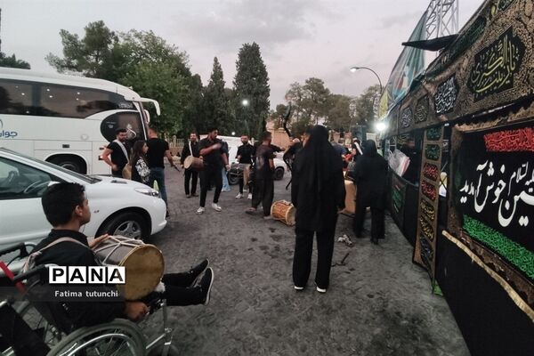 آیین‌ سنج و دمام‌زنی در شب هفتم محرم در جوار آرامگاه حافظ در شیراز