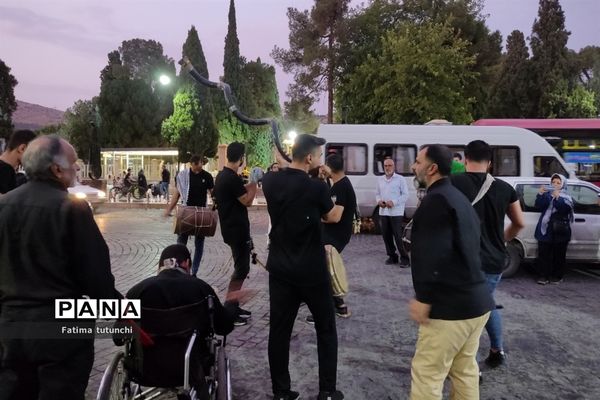 آیین‌ سنج و دمام‌زنی در شب هفتم محرم در جوار آرامگاه حافظ در شیراز