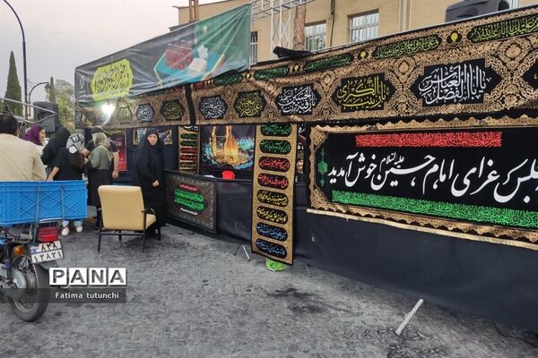 آیین‌ سنج و دمام‌زنی در شب هفتم محرم در جوار آرامگاه حافظ در شیراز