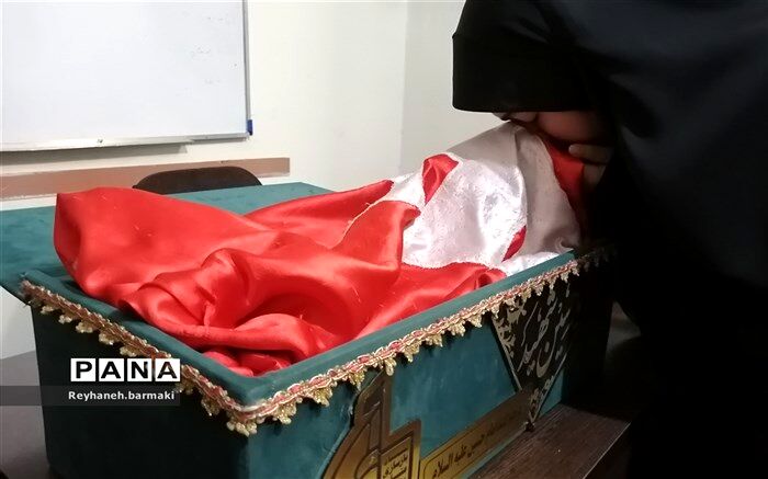 دانش‌آموزان هیات میزبان پرچم متبرک حرم امام حسین (ع) شدند
