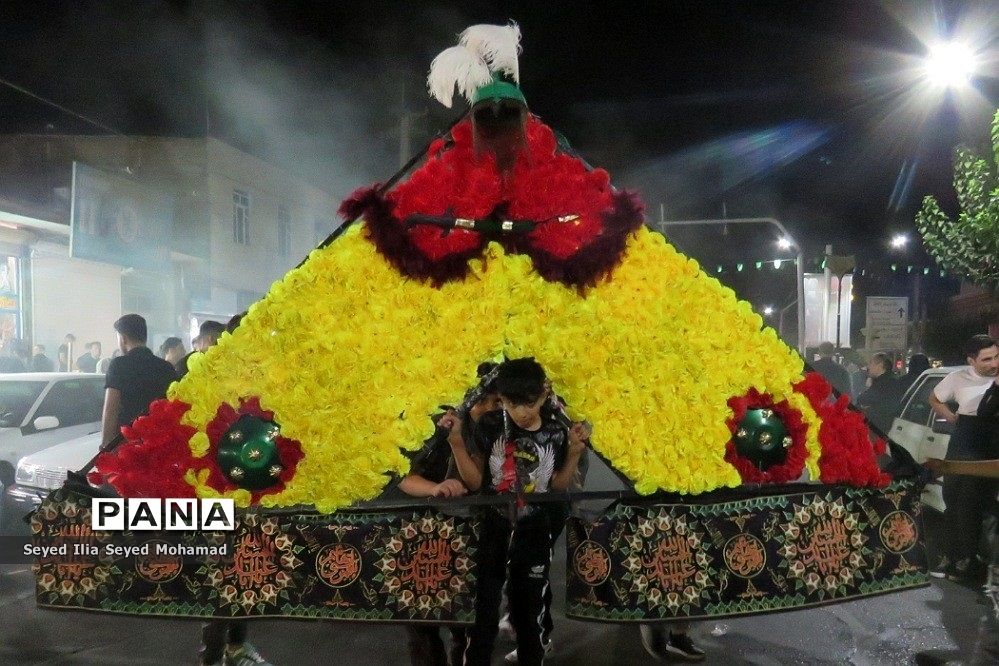 دسته های زنجیر زنی در شب تاسوعای حسینی در شهر قیامدشت