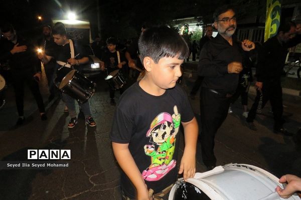 دسته های زنجیر زنی در شب تاسوعای حسینی در شهر قیامدشت