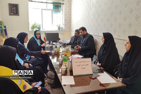 اولین نشست توجیهی تابستانه هیات رئیسه مجلس دانش آموزی ناحیه ۶