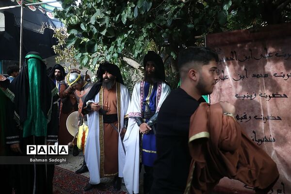کاروان نمادین کربلا در روز تاسوعای حسینی در اصفهان