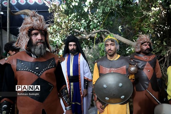 کاروان نمادین کربلا در روز تاسوعای حسینی در اصفهان