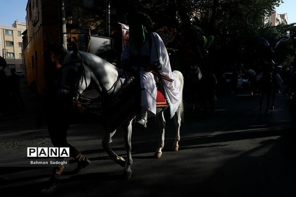 کاروان نمادین کربلا در روز تاسوعای حسینی در اصفهان