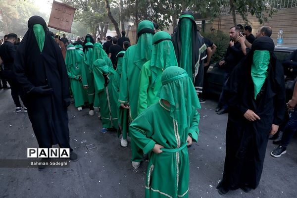 کاروان نمادین کربلا در روز تاسوعای حسینی در اصفهان