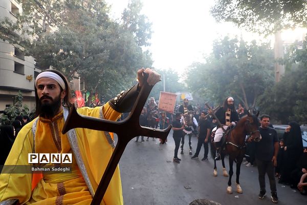 کاروان نمادین کربلا در روز تاسوعای حسینی در اصفهان