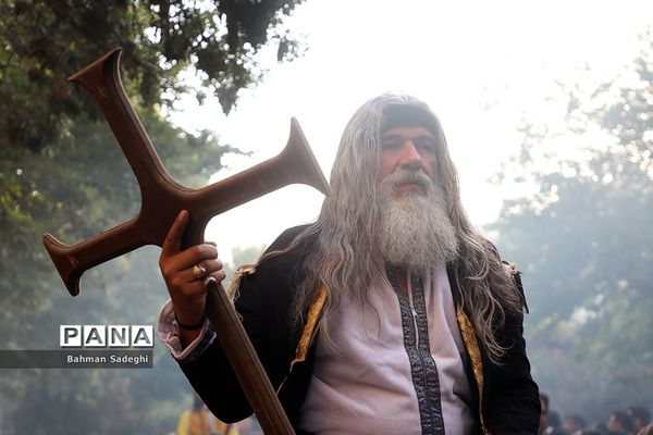 کاروان نمادین کربلا در روز تاسوعای حسینی در اصفهان