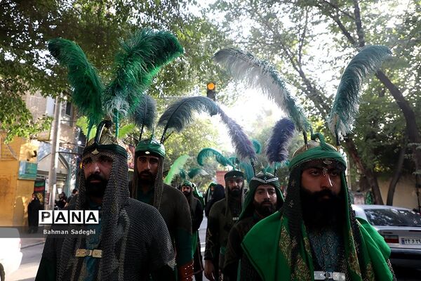 کاروان نمادین کربلا در روز تاسوعای حسینی در اصفهان