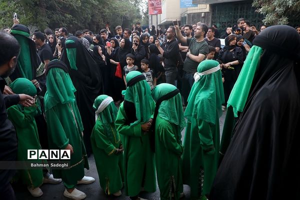 کاروان نمادین کربلا در روز تاسوعای حسینی در اصفهان