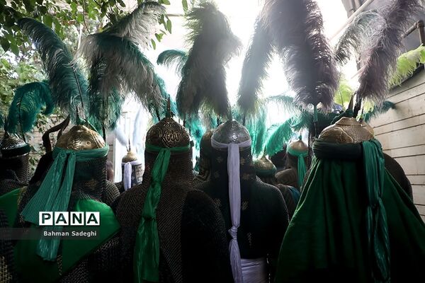 کاروان نمادین کربلا در روز تاسوعای حسینی در اصفهان
