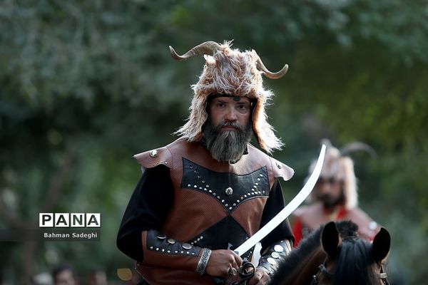 کاروان نمادین کربلا در روز تاسوعای حسینی در اصفهان