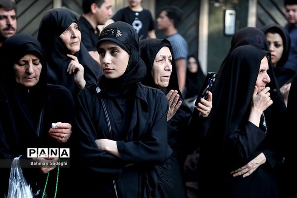 کاروان نمادین کربلا در روز تاسوعای حسینی در اصفهان