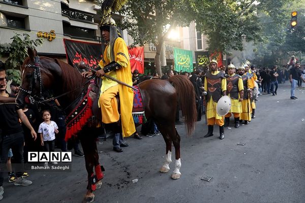 کاروان نمادین کربلا در روز تاسوعای حسینی در اصفهان