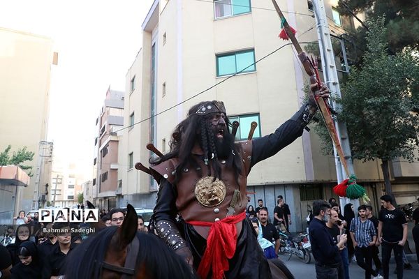 کاروان نمادین کربلا در روز تاسوعای حسینی در اصفهان