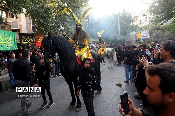 کاروان نمادین کربلا در روز تاسوعای حسینی در اصفهان