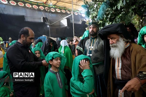 کاروان نمادین کربلا در روز تاسوعای حسینی در اصفهان