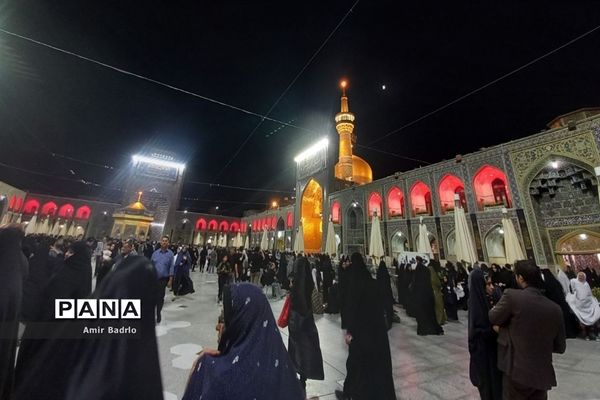 حال و هوای حرم مطهر رضوی در دهمین شب از ماه محرم