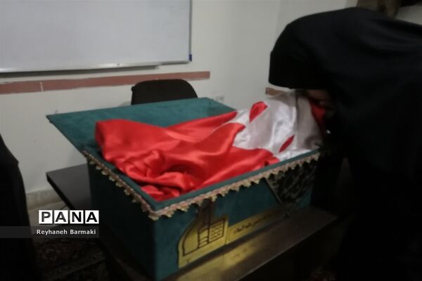 زیارت پرچم متبرک حرم امام حسین (ع) در هیات دانش‌آموزی ناحیه هفت مشهد