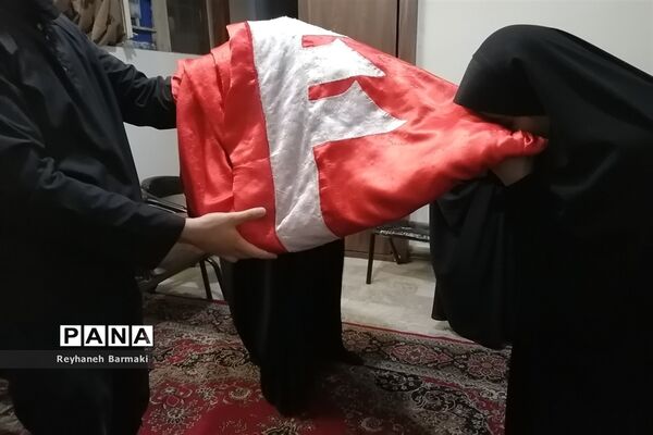 زیارت پرچم متبرک حرم امام حسین (ع) در هیات دانش‌آموزی ناحیه هفت مشهد