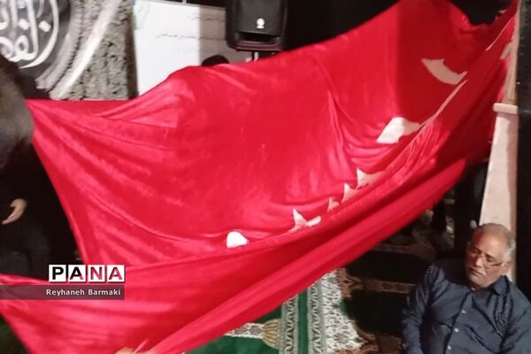 زیارت پرچم متبرک حرم امام حسین (ع) در هیات دانش‌آموزی ناحیه هفت مشهد