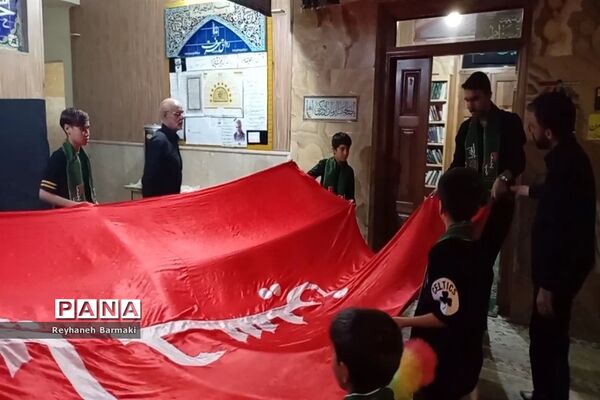 زیارت پرچم متبرک حرم امام حسین (ع) در هیات دانش‌آموزی ناحیه هفت مشهد