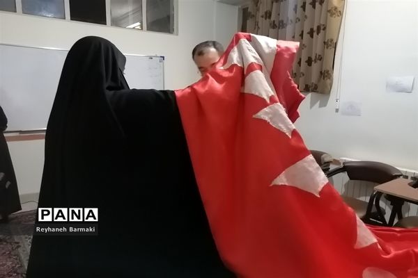 زیارت پرچم متبرک حرم امام حسین (ع) در هیات دانش‌آموزی ناحیه هفت مشهد