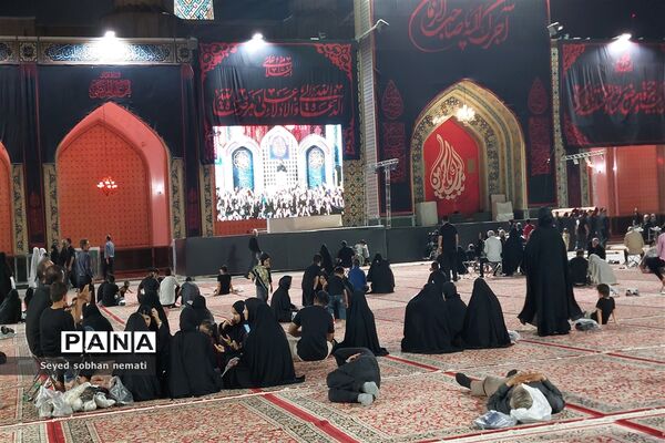 حال و هوای حرم مطهر رضوی در شب عاشورای حسینی