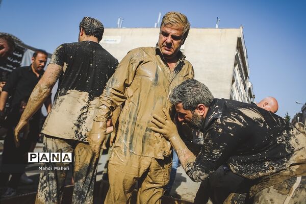آیین سنتی «گِل مالی» لرستانی‌‎های مقیم تهران