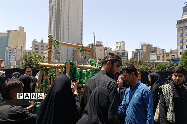 حرکت هیات‌های مذهبی و دسته‌های عزاداری به سمت حرم مطهر رضوی