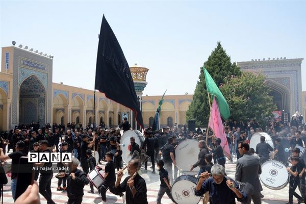 دسته زنجیر‌زنی در آرامگاه  مدرس کاشمر