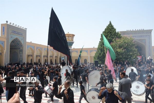 دسته زنجیر‌زنی در آرامگاه  مدرس کاشمر