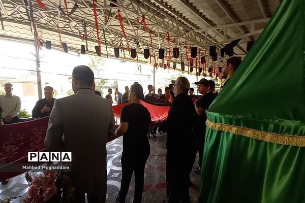مراسم پرچم‌گردانی حرم مطهر حضرت اباعبدالله الحسین(ع) در اداره آموزش و پرورش منطقه ۱۳ تهران