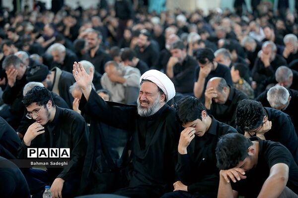 نماز ظهر عاشورا در مصلی اصفهان