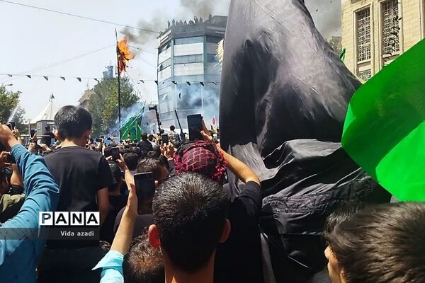 عزاداری مسجد کربلایی‌ها در محله بازار بزرگ‌ تهران در روز عاشورا