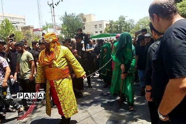 عزاداری مسجد کربلایی‌ها در محله بازار بزرگ‌ تهران در روز عاشورا