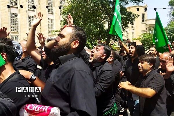 عزاداری مسجد کربلایی‌ها در محله بازار بزرگ‌ تهران در روز عاشورا