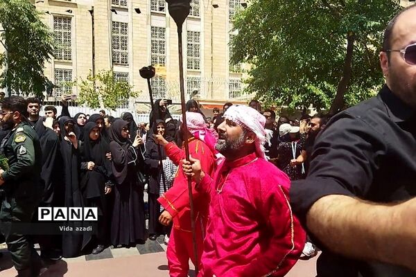 عزاداری مسجد کربلایی‌ها در محله بازار بزرگ‌ تهران در روز عاشورا
