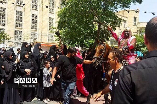 عزاداری مسجد کربلایی‌ها در محله بازار بزرگ‌ تهران در روز عاشورا