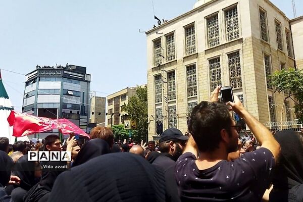 عزاداری مسجد کربلایی‌ها در محله بازار بزرگ‌ تهران در روز عاشورا